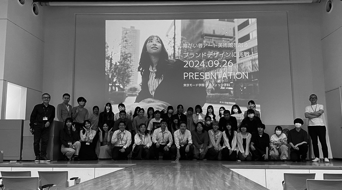 Class photo at Tokyo Mode Gakuen